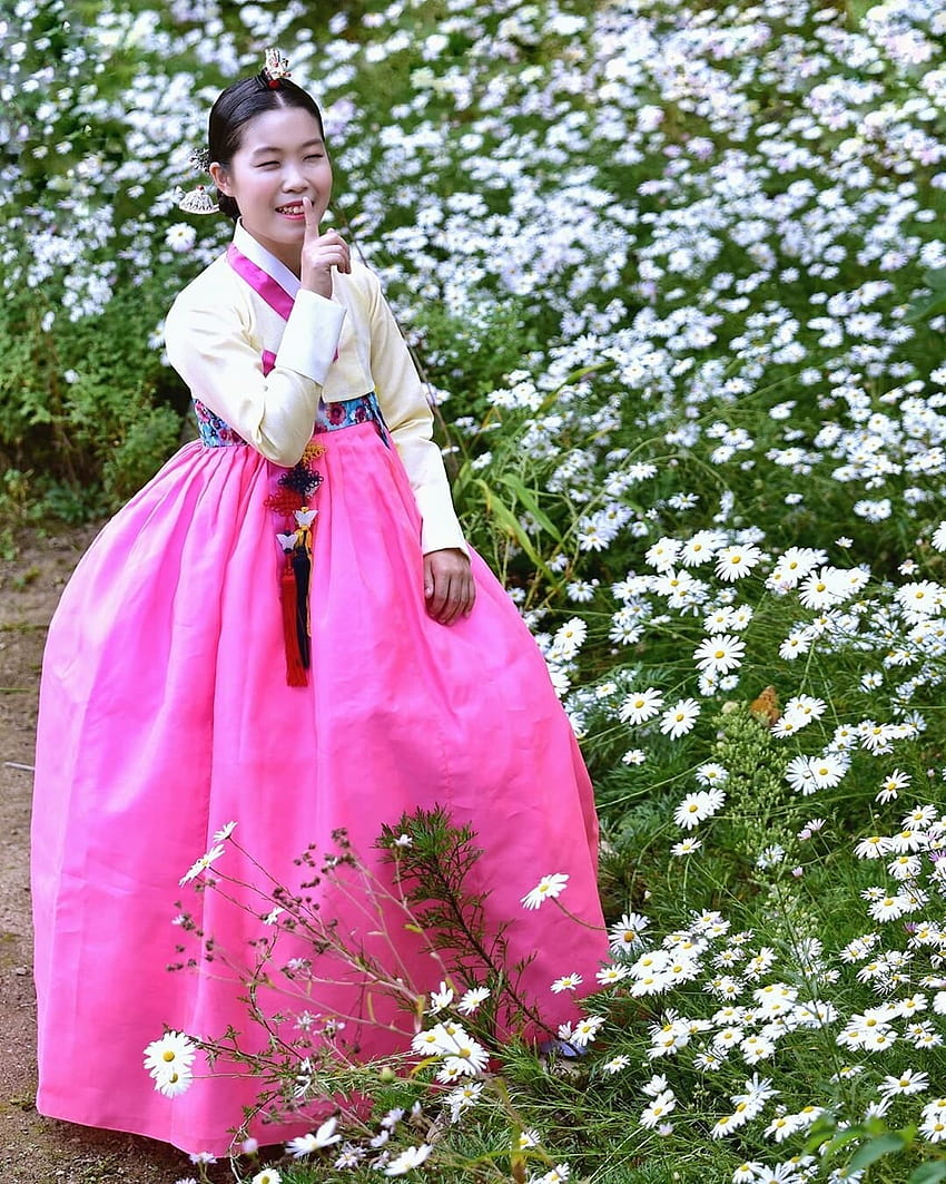 Hãy tìm hiểu bí mật sau Hanbok Hàn Quốc thông qua hình ảnh đẹp mắt trên màn hình điện thoại của bạn. Với hình nền HD Hanbok Hàn Quốc, bạn sẽ được chiêm ngưỡng những chi tiết tuyệt đẹp của trang phục truyền thống nơi đất nước xứ sở kim chi. 