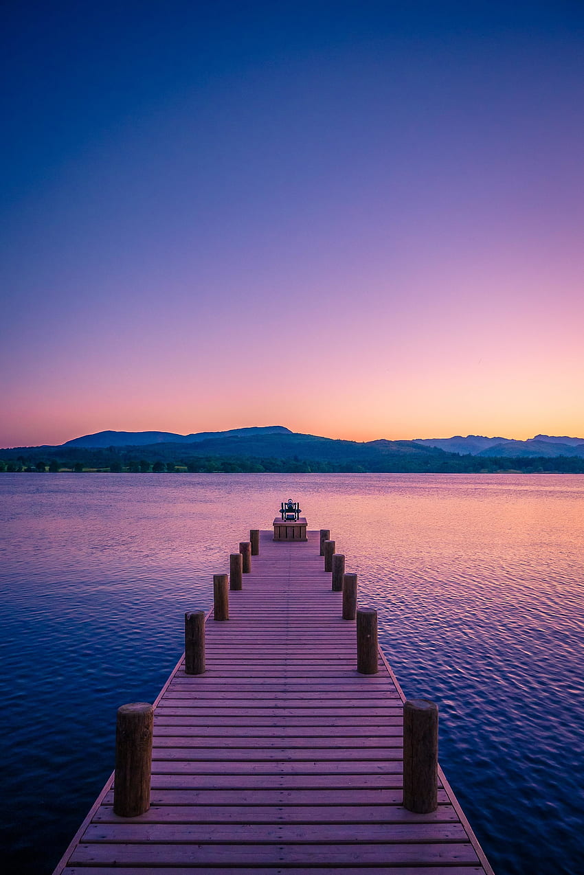 Muelle tranquilo, lago, puesta de sol. fondo de pantalla del teléfono