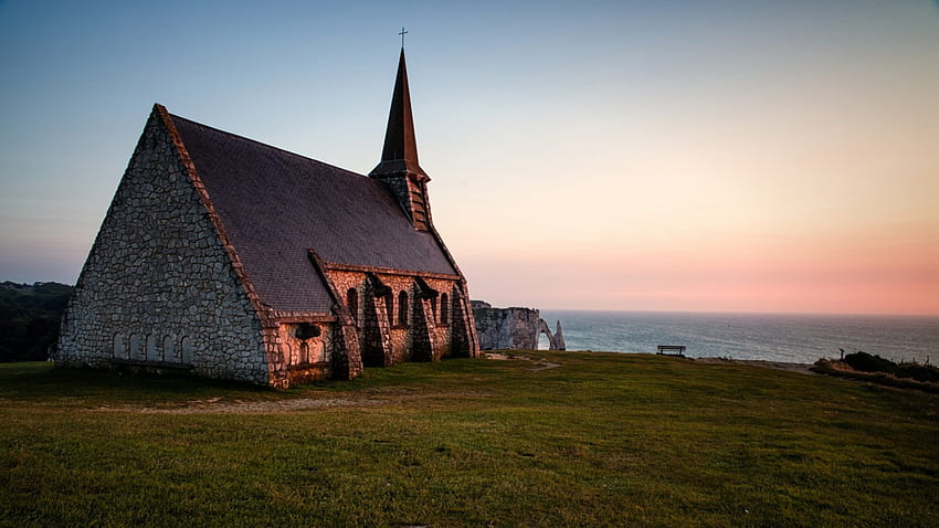 gereja yang indah di pantai prancis normandia, laut, gereja, pantai, matahari terbenam Wallpaper HD