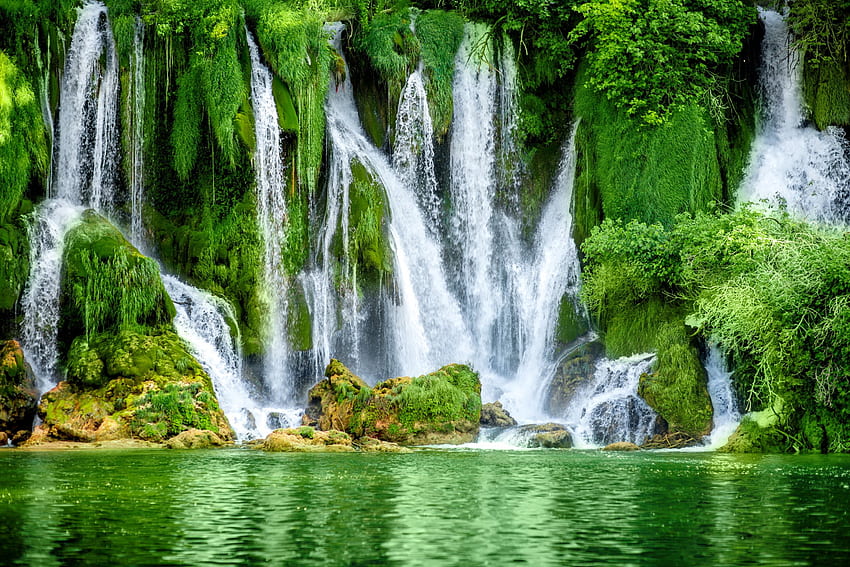Air terjun hijau, pantulan, hijau, air terjun, indah, bebatuan, kolam Wallpaper HD
