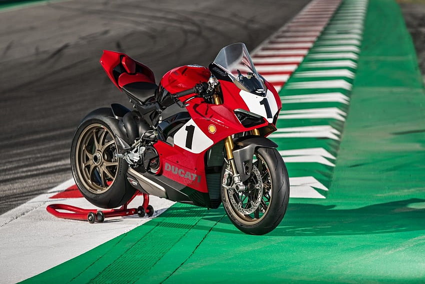 Ducati fährt mit dem 25th Anniversario 916 Tribute Bike, V4 R, in die Stadt HD-Hintergrundbild