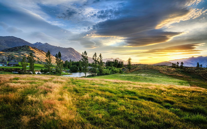 ニュージーランドの日没の草原の山の池の風景、草原の夕日 高画質の壁紙