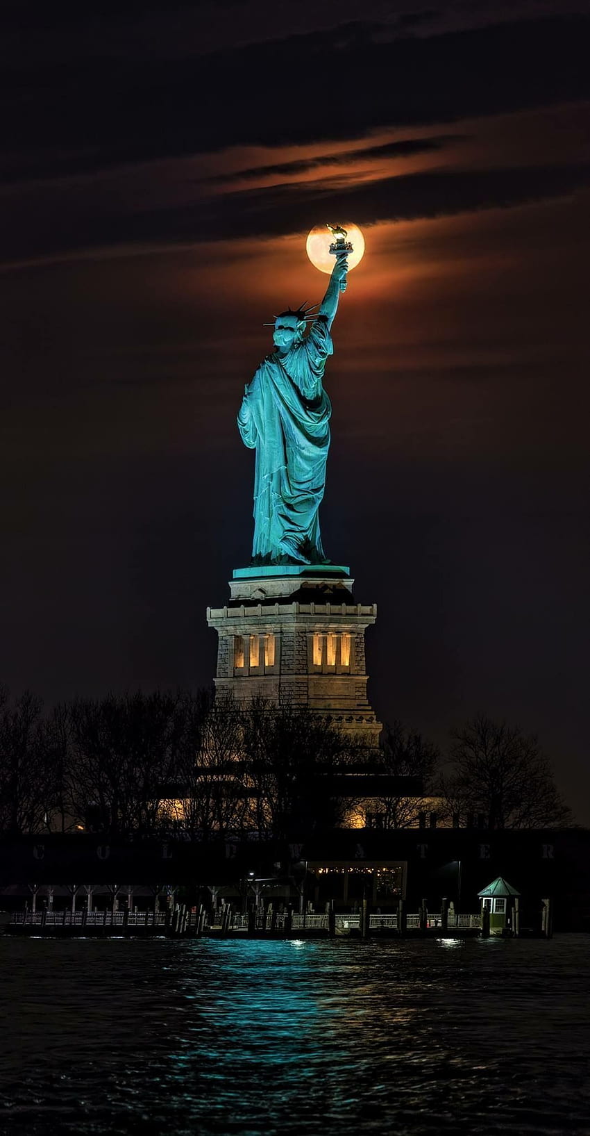 Ícone de NY. cidade de nova york, estátua da liberdade, cidade, estátua da liberdade à noite Papel de parede de celular HD