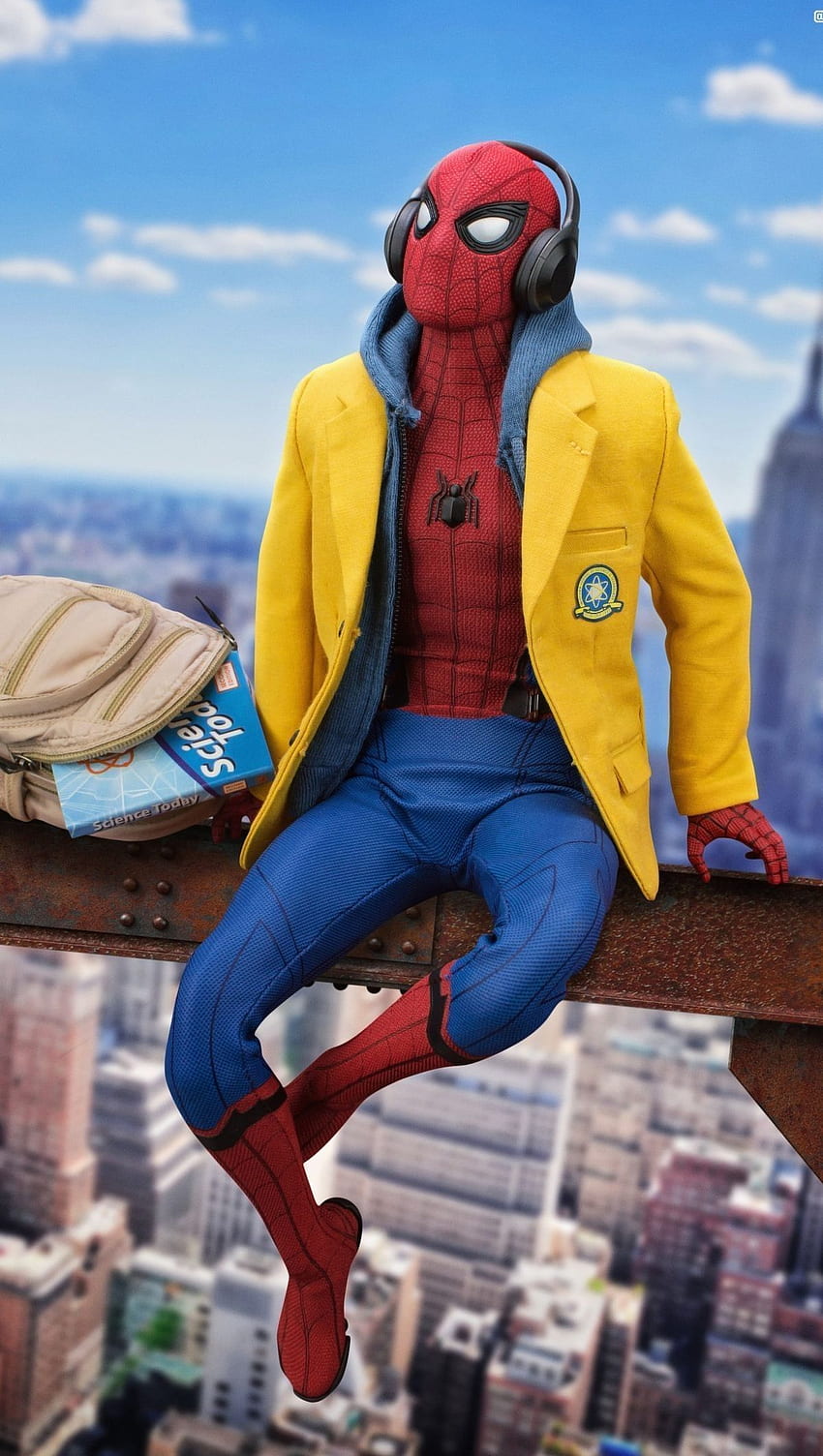 Recensione del film: Spider Man: Lontano da casa, Spiderman giallo Sfondo del telefono HD