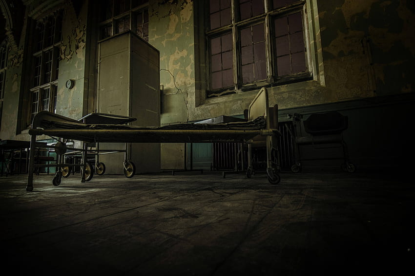 A Rundown Hospital Room With Hospital Beds And A Cabinet - Run Down City Background - & Background HD wallpaper