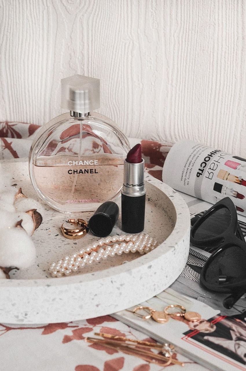 Botol parfum Chanel di samping lipstik merah marun – Kosmetik wallpaper ponsel HD