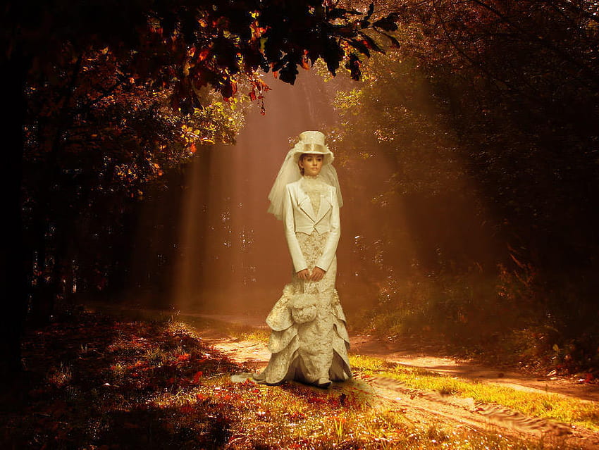 piękna dama jesieni, słoneczny dzień, pani, piękno, drzewa, niesamowite, droga, jesienny spacer, słońce, piękna pani, torba, biały kapelusz, złote kolory, wspaniała księżniczka, elegancki, liście, biała sukienka, delikatna dama, las Tapeta HD
