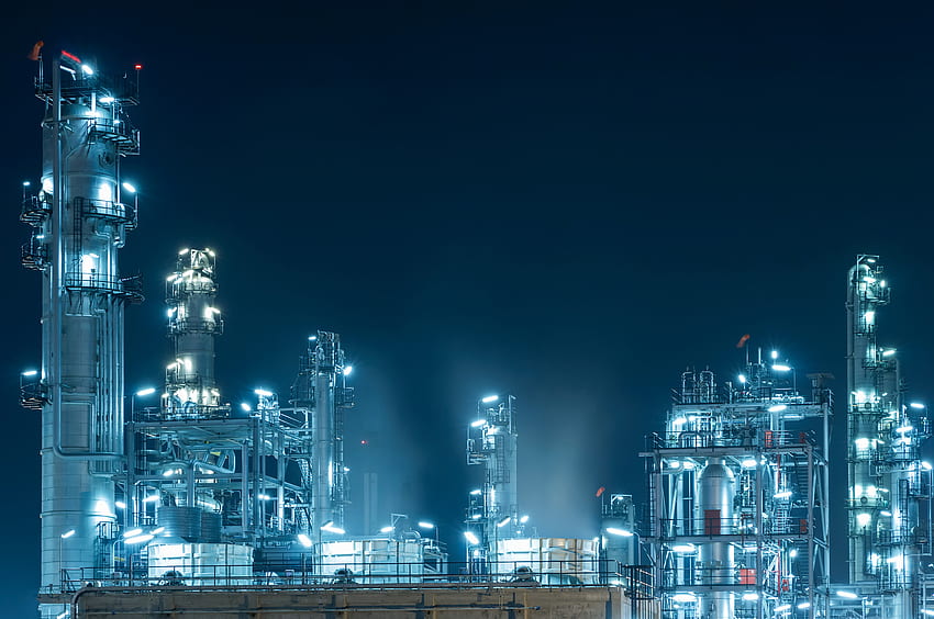 Fabbrica di raffineria di petrolio al crepuscolo, impianto petrolchimico, petrolio - Syntex Engineering Services Limited Sfondo HD