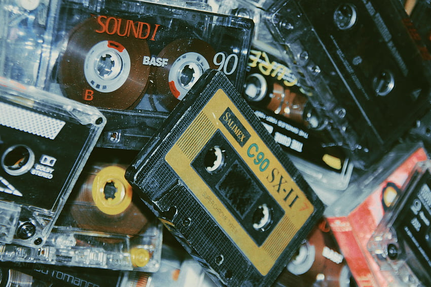 Montón de cintas de cassette · Stock, Cassettes fondo de pantalla