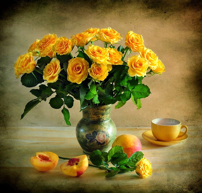 バラと桃、テーブル、バラ、黄色、花瓶、桃、ティーカップ 高画質の壁紙