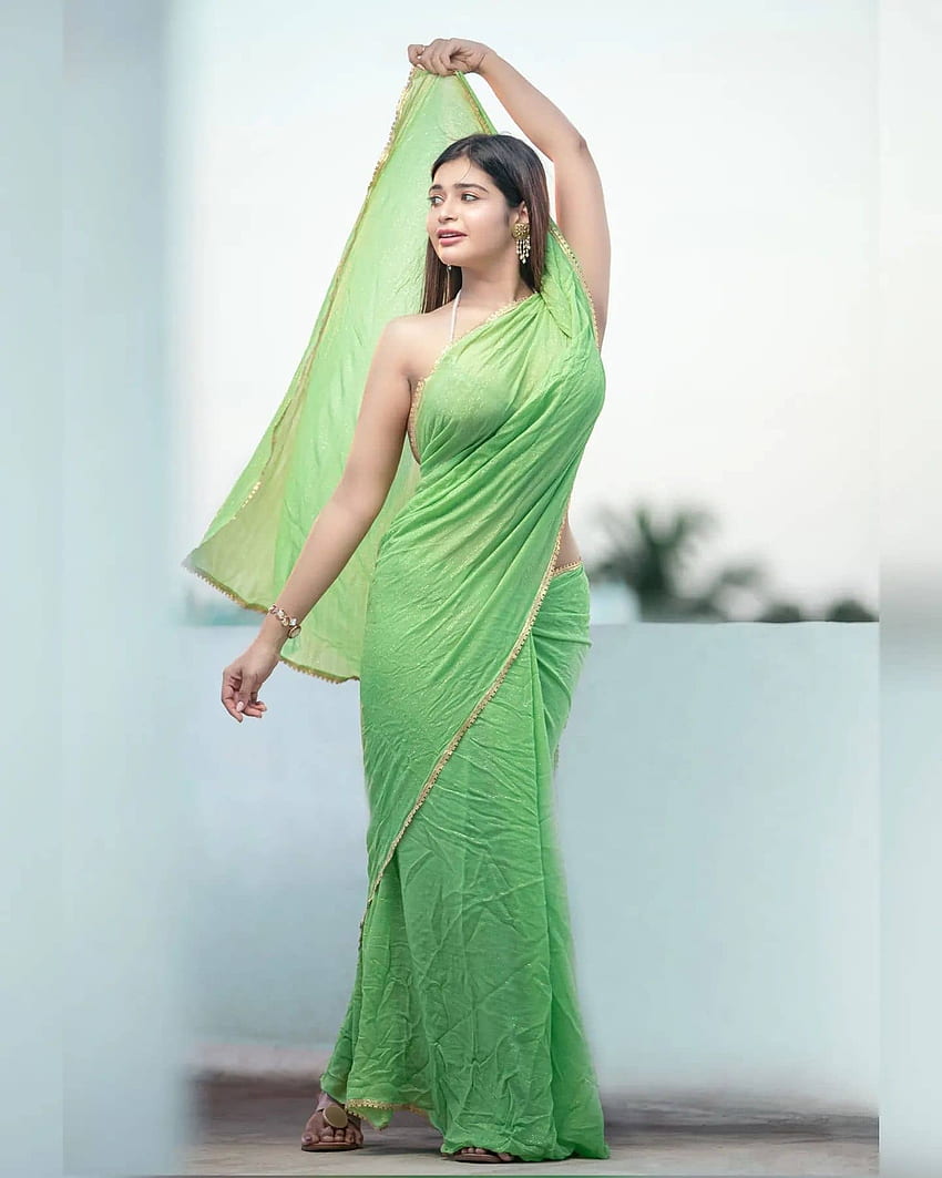 Dharsha Gupta berpose saree hijau wallpaper ponsel HD