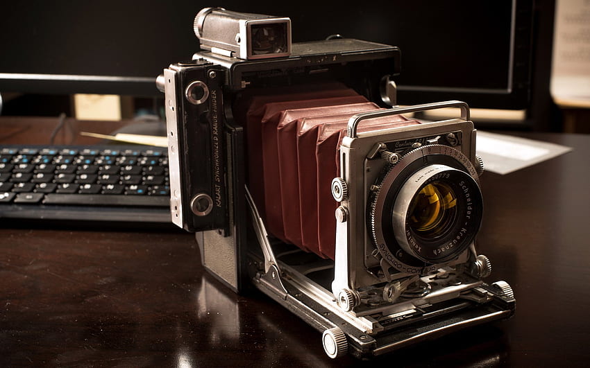 Máy ảnh Vintage: Những chiếc máy ảnh vintage quyến rũ với thiết kế cổ điển và chất lượng ảnh đẹp. Hãy trở về thời kỳ cũ, tận hưởng những chất liệu bền đẹp và trau chuốt cho đến chi tiết nhỏ nhất của máy ảnh.