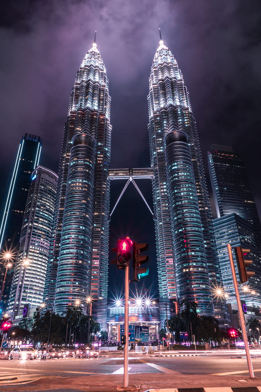 towers, buildings, architecture, city, night, traffic light background, KLCC HD phone wallpaper