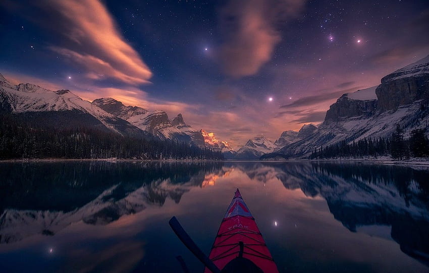 les montagnes, la nuit, le lac, la réflexion, les étoiles, le Canada, Albert, l'Alberta, le Canada, le parc national de Jasper, le parc national de Jasper, les Rocheuses canadiennes, les Rocheuses canadiennes, le kayak, le lac Maligne, le lac Malin pour , section пейзажи Fond d'écran HD