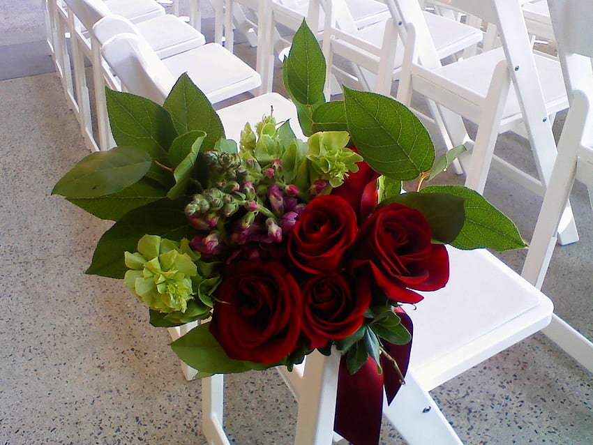RÓŻE PANNY MŁODEJ, krzesła, dekoracja, liście, ślub, róże, czerwień, panna młoda Tapeta HD