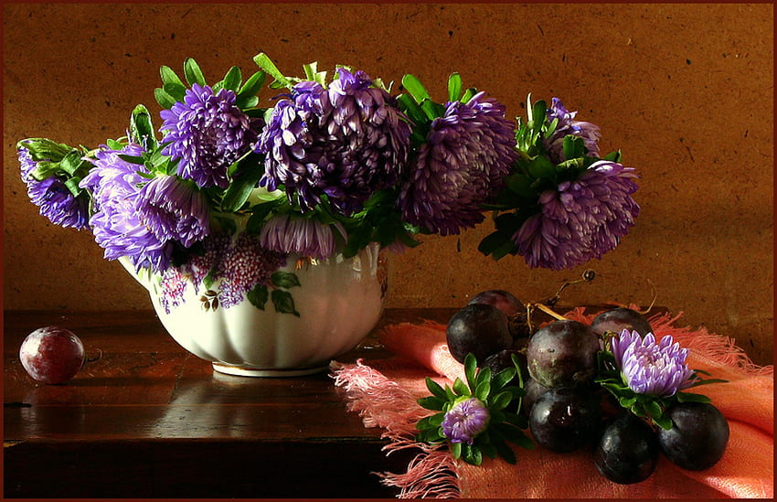 Purple Pleasures, natureza morta, mesa, flores roxas, flores, ameixas, cachecol, bule papel de parede HD