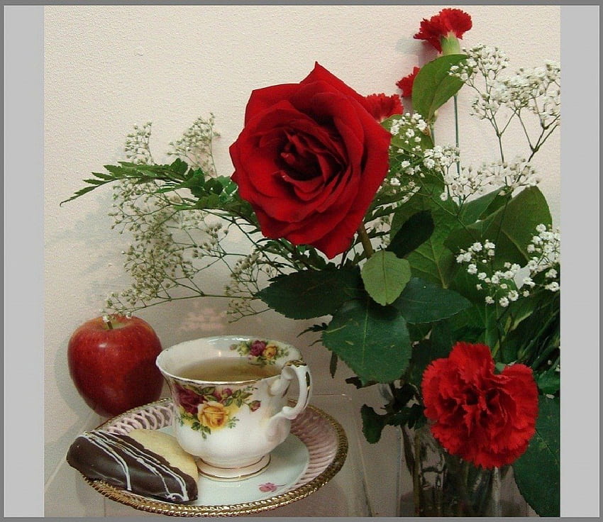 Ora del tè con rosa rossa e mela, natura morta, rose rosse, fiori, ora del tè Sfondo HD
