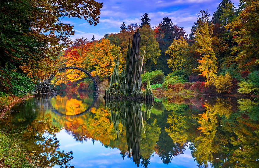 Río místico, río, místico, colorido, otoño, colores, hermoso, reflejos, lago, reflexión, puente, árboles, otoño, bosque, follaje fondo de pantalla