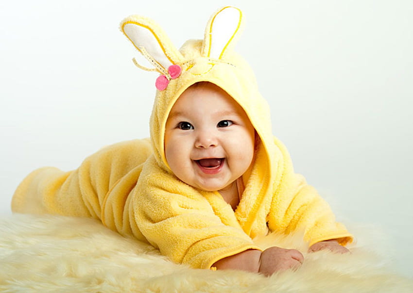Süßes Baby mit einem Lächeln, süßes Babylächeln HD-Hintergrundbild