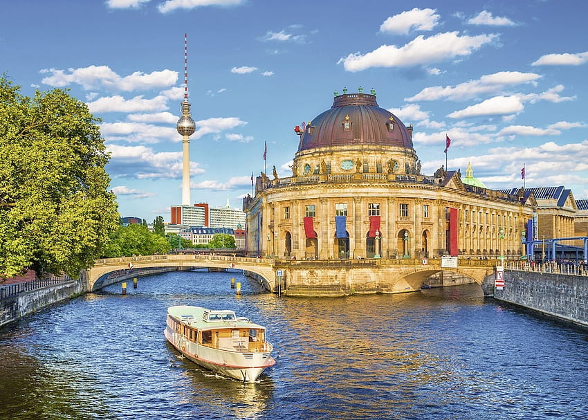Berlińskie muzea, rzeka, statek, miasto, drzewa, Niemcy, budynek, mosty, wieża telewizyjna Tapeta HD