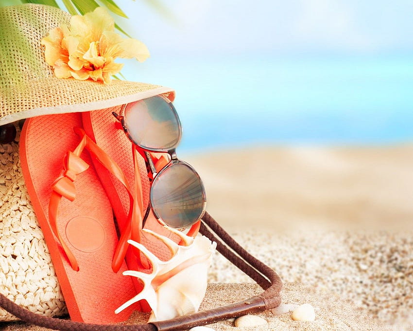 Cappello Infradito Occhiali Da Sole Conchiglia Su Spiaggia Di Sabbia Sfondo HD