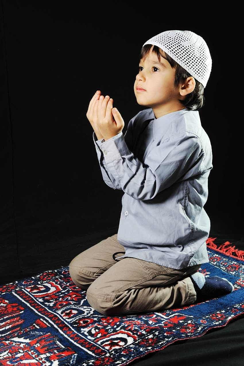 Niños musulmanes, niños rezando fondo de pantalla del teléfono