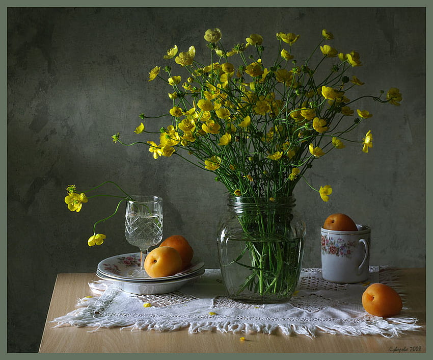 Fleurs jaunes, table, cristal, vase, assiettes, tasse, jaune, verre, fleurs, tissu, eau, nectarines Fond d'écran HD
