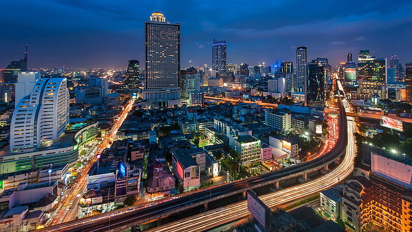 Với tầm nhìn từ trên cao, những hình ảnh chụp từ máy bay không người lái cho thấy bức tranh toàn cảnh đắt giá của thành phố Bangkok. Đây là một cách tuyệt vời để thưởng thức cảnh quan toàn cảnh của thành phố đông đúc này, từ các công trình kiến trúc đầy ấn tượng đến những con phố tấp nập.