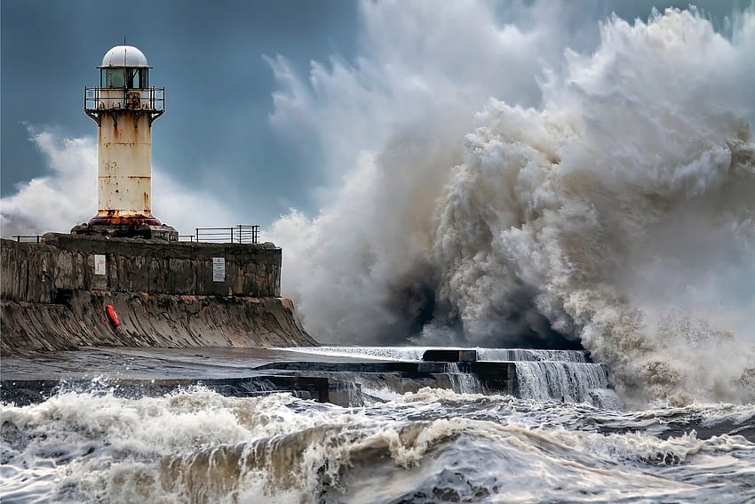 サウス・ガール灯台の嵐の波、灯台、波、イングランド、海 高画質の壁紙