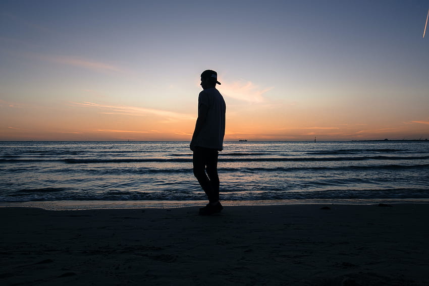 昼間にビーチの海岸に立っている男 – Unsplashの人々、一人で立っている 高画質の壁紙