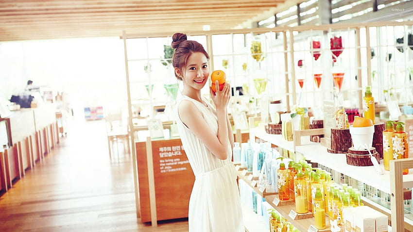 Im Yoona in a cosmetic store - Celebrity , Artis Korea HD wallpaper