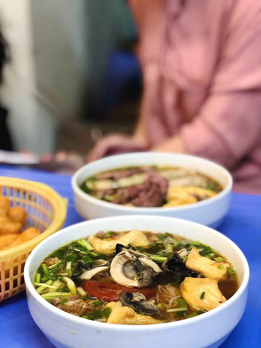 gedünstetes Essen in runder weißer Keramikschale – Essen, vietnamesisches Essen HD-Handy-Hintergrundbild