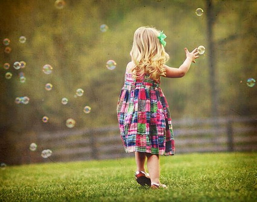 Hayallerini yakala, küçük kız, tatlı, rüyalar, çocukluk, şirin, bebek, sevimli kız, çimen, güzellik, doğa, baloncuklar HD duvar kağıdı