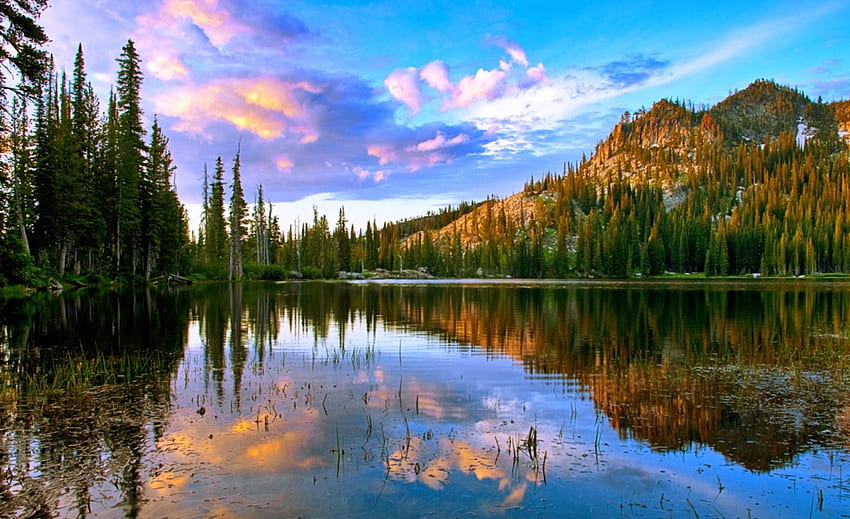 Blue Lake Sunrise, bellissimo, lago, riflesso, nuvole, alberi, Idaho, cielo, montagne, foresta Sfondo HD