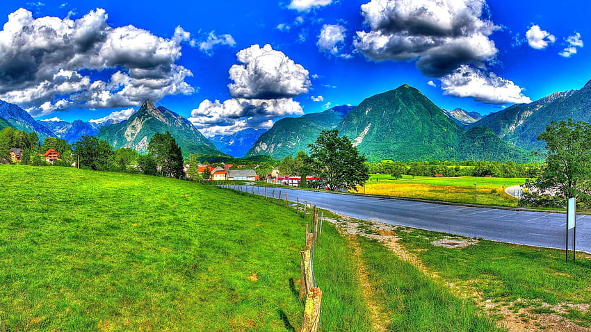 아름다운 녹색 자연 풍경, 풍경, 녹색, 구름, 나무, 도로, 자연, 주택, 산 HD 월페이퍼