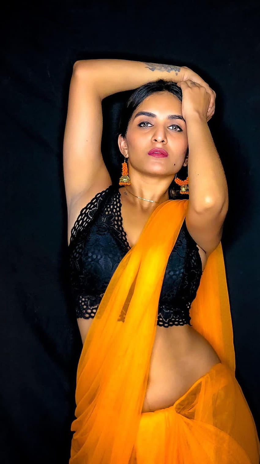 Trishaa kamlakar, modelo, amante del sari fondo de pantalla del teléfono