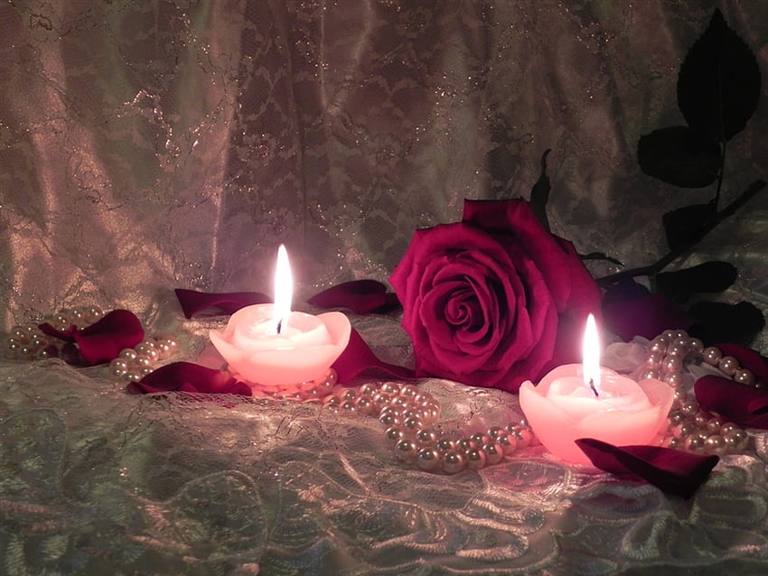 Jak romantycznie, róża, liście, płatki, płomienie, czerwień, perły, świece, koronka Tapeta HD