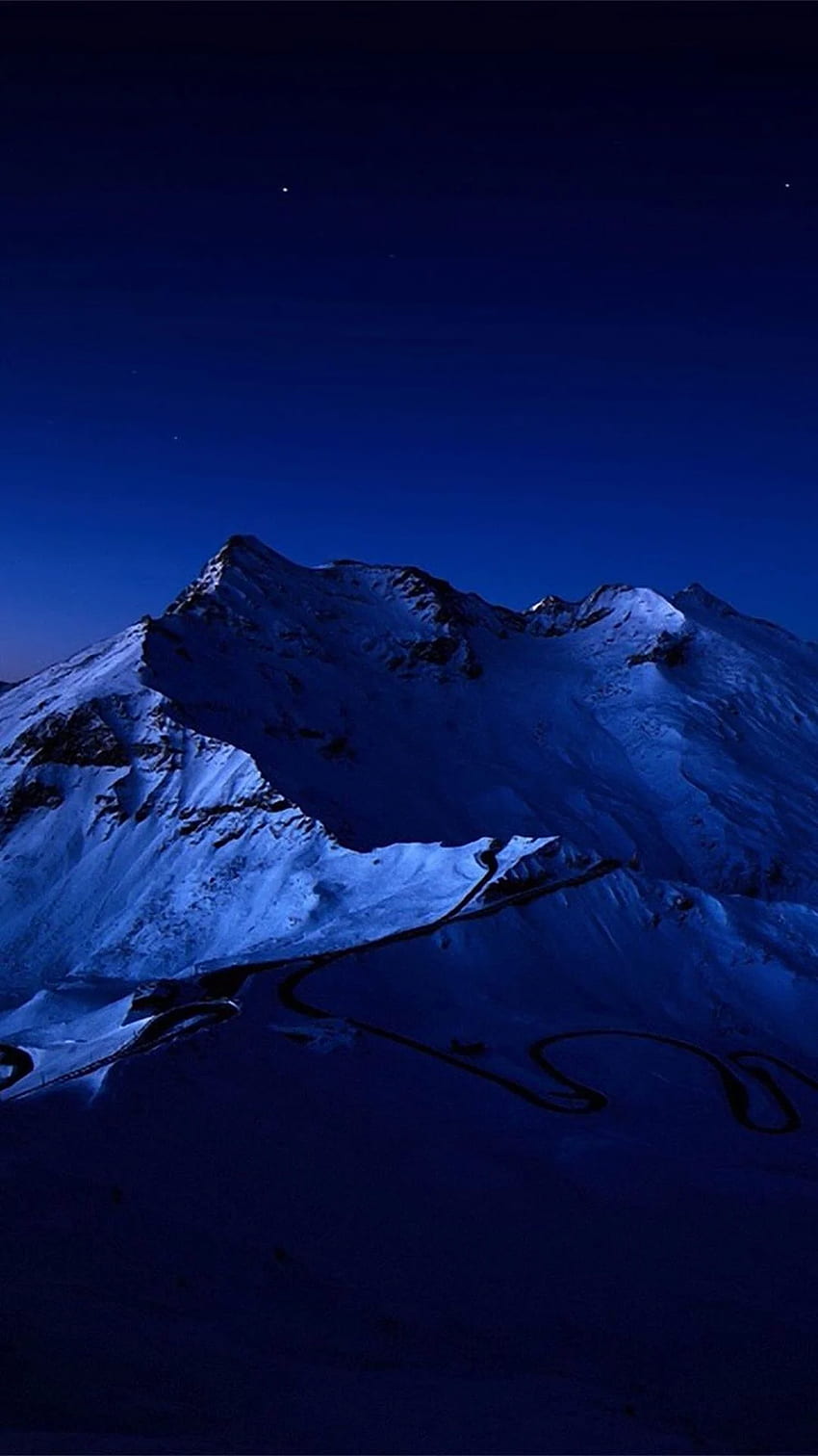 Cielo nocturno sobre el pico de la montaña nevada IPhone 6 Plus. Azul oscuro, azul estético oscuro, azul, montaña iOS fondo de pantalla del teléfono