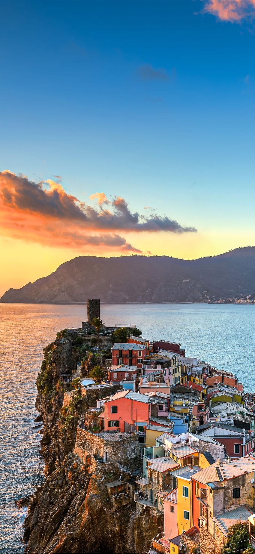 Italia, Cinque Terre, Mar Ligure, bellissimo villaggio, montagne, tramonto U, Riviera italiana Sfondo del telefono HD