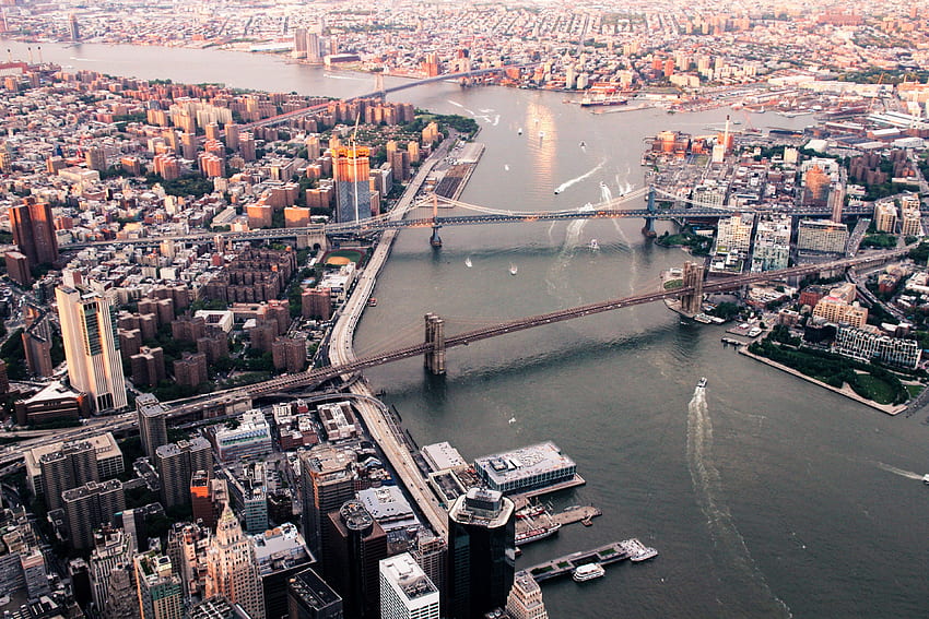 / ニューヨーク市のブルックリン橋とマンハッタン橋、ツインブリッジのドローンビュー 高画質の壁紙