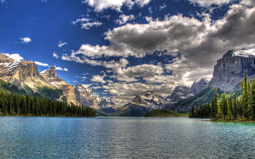 Maligne Lake Jasper National Park Canada . Background HD wallpaper