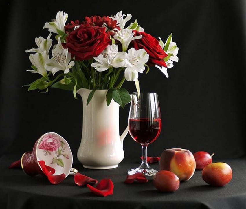 Beauty Aragement, białe, kieliszek wina, róże, czerwień, jabłko, kwiaty, lilie, filiżanka Tapeta HD