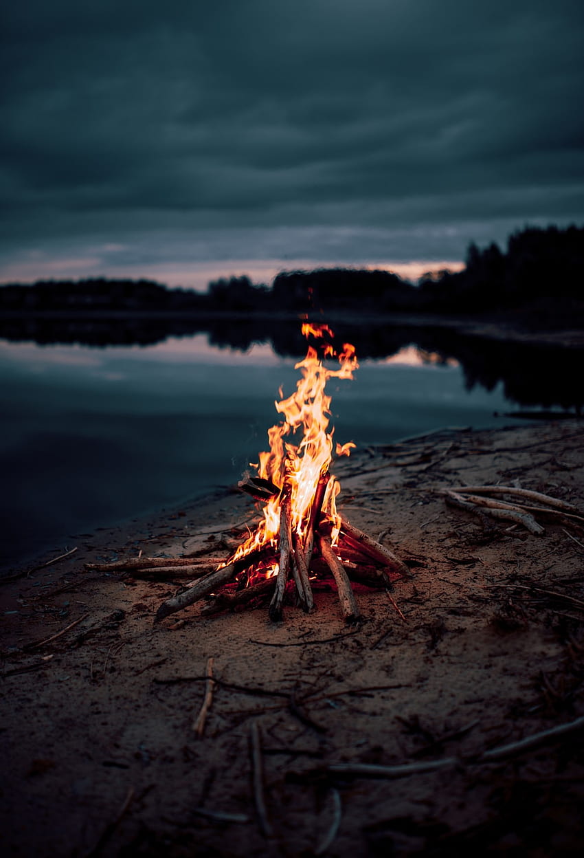 feu de joie près d'un plan d'eau pendant la nuit - , Bonfire Mountains Fond d'écran de téléphone HD