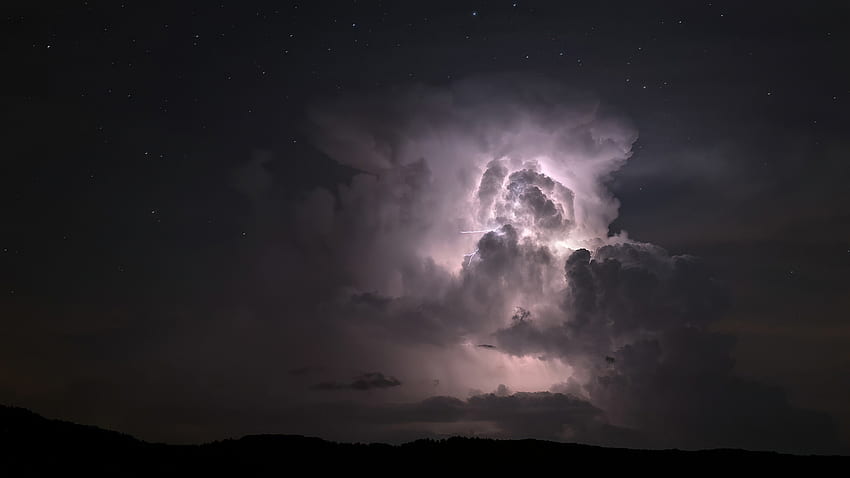 Storm Cloud Cielo stellato Alberi Montagne durante la natura notturna Sfondo HD