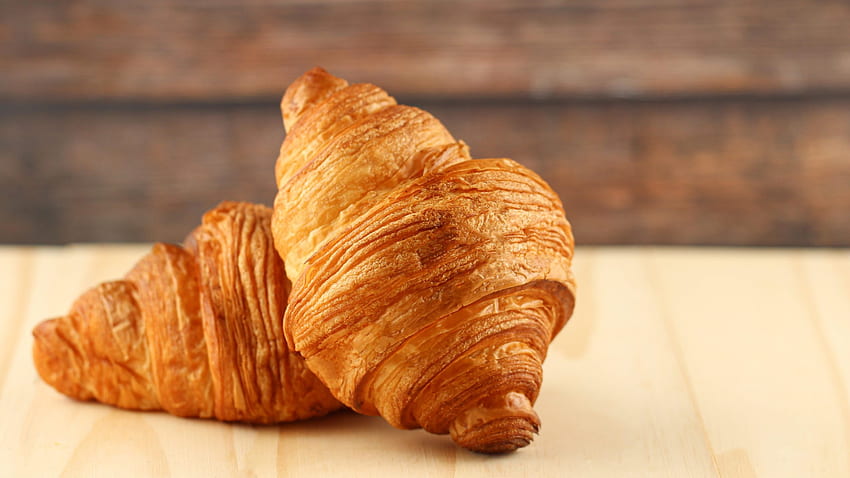 Peppen Sie ein trauriges, abgestandenes Croissant in Ihrer Luftfritteuse auf, ein einfaches Croissant HD-Hintergrundbild