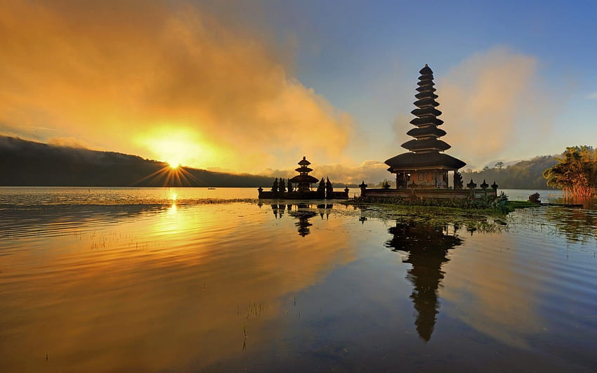 Entdecken Sie das Land der Götter auf Ihrer Reise durch Bali. Bali ist voller hinduistischer Kultur und beherbergt eine a. Romantische Orte, Wassertempel, Top Reiseziele HD-Hintergrundbild