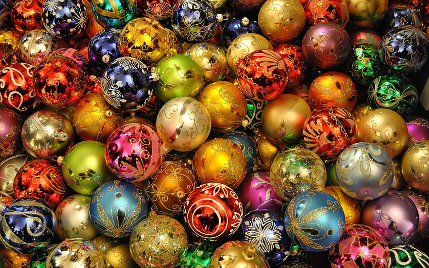 Christmas lights reflecting in the colorful baubles, Tinsel HD ...