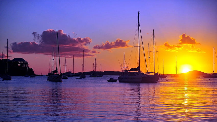 Zachód słońca w Coast Harbor, wybrzeże, łodzie, chmury, natura, port, zachód słońca Tapeta HD