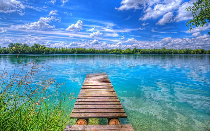 Tło Piękna Natura Jezioro Błękitne Niebo Z Białymi Chmurami Tapeta HD