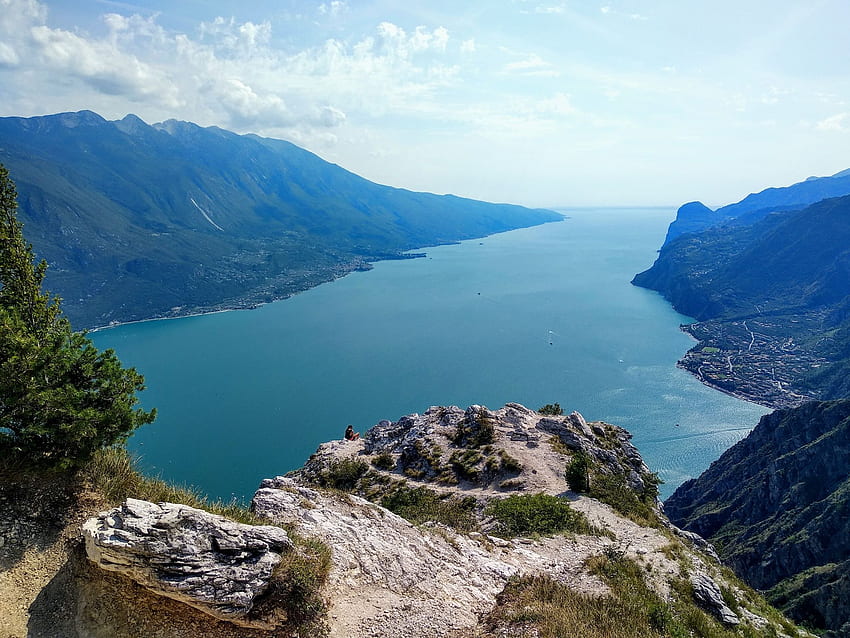 Round tour to Punta dei Larici - the view on Lake Garda • Hiking route HD wallpaper